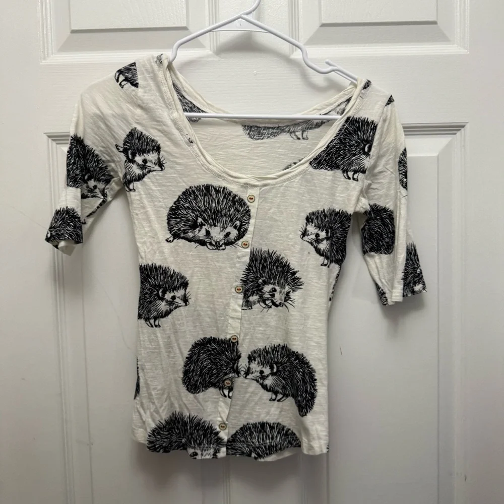 Anthropologie White Tee with Hedgehog Design - Picture 12 of 12